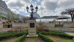 El busto de Manuel Fraga est situado en la alameda Basanta Olano, frente a la casa donde naci