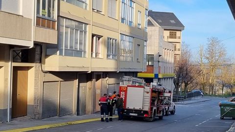 Los bomberos participaron en la extincin del incendio en la calle Irmns La Salle de Trives