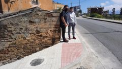 Los concejales del PP de Foz arremeten contra el alcalde por promover obras que no cumplen al 100 % con las normas establecidas. En la foto, en las recientemente construidas aceras de Vilaxoane
