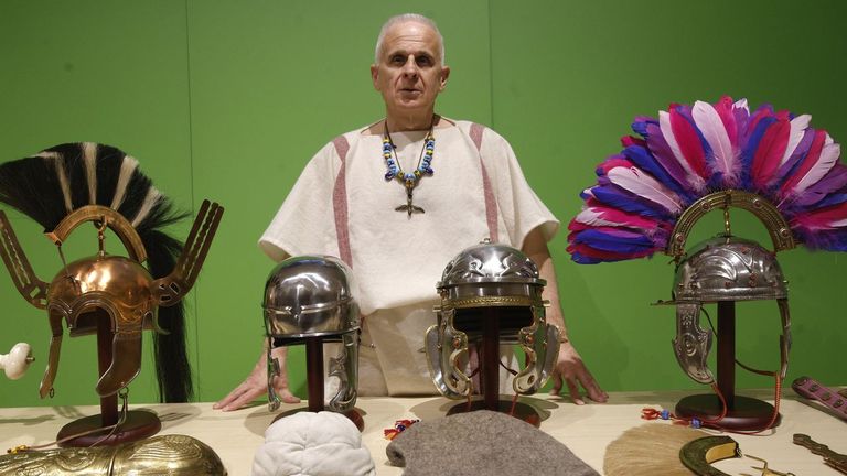 El divulgador Juan P�rez en la representaci�n historica celebrada el pasado 10 de marzo en las instalaciones de la UNED en Lugo.