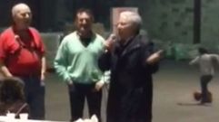 El alcalde de Doz�n se arranca con �El Rey�
