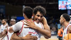 Felipe dos Anjos celebra la victoria del Andorra con su compa�eros Childress