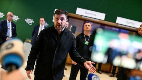 Zelenski hablando con los periodistas en el foro de Davos