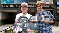 Kely Garcia y Rub�n Reinaldo, frente al centro de m�sica moderna de Ponteareas