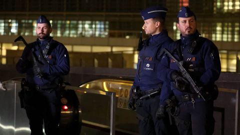 La Polic�a belga monta guardia tras el ataque de un individuo a un joven cerca de las instituciones europeas.
