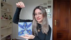 Sara Blanco con uno de sus �ltimos trabajos y luciendo uno de sus collares