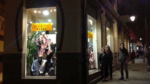 Los propietario y la dependienta de 'Cantonata, en la avenida Schulz