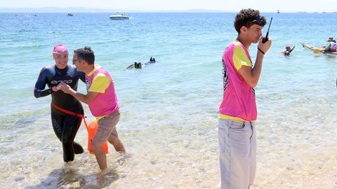 Llegada de participantes en la traves�a a nado  Arousaman que nadan por el da�o cerebral adquirido DCA