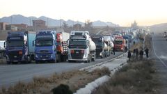 Camiones detenidos en una carretera de Bolivia por las protestas que se registran desde hace once d�as