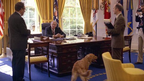 Kissinger (izquierda) en la Casa Blanca en 1974 con el sustituto del dimitido Nixon, Gerald Ford