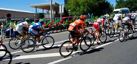 El pelot�n multicolor (en la foto, pasando el a�o pasado por Bertamir�ns) dejar� huella en seis municipios de la comarca.