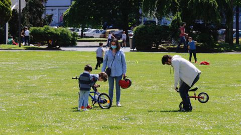 Gente paseando y tomando el sol por los jardines de A Coru�a