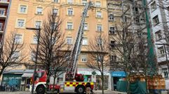 Bomberos desplegando la escalera este martes para inspeccionar la parte superior del inmueble.