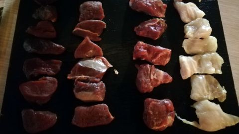 De izquierda a derecha, carne de cebra, canguro, camello y cocodrilo