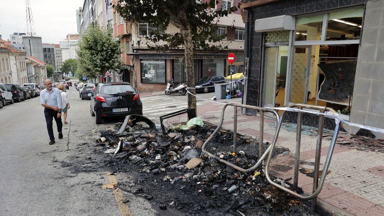 As qued la calle Ramn del Cueto tras el incendio de cuatro contenedores