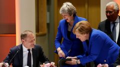 Tusk, May y Merkel observan una tableta, al lado del portugu�s Costa, en la cumbre