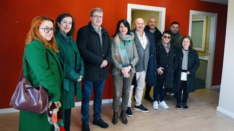 La conselleira Mara Allegue -en el centro de la imagen- en la entrega de la vivienda alquilada en el municipio de Cartelle (Ourense)