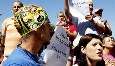 F�tima Abal  -derecha- durante la protesta a favor de los trabajadores de la piscina. 