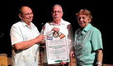 Barros ?en el centro- muestra el prestigioso galard�n recibido.