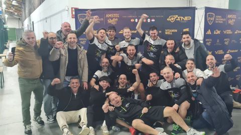 Euforia en el equipo pont&eacute;s tras proclamarse campeones auton&oacute;micos en su categor&iacute;a.