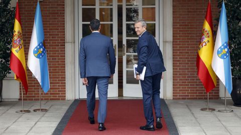 Pedro Snchez y Alfonso Rueda, tras saludarse en la entrada de la Moncloa antes de su ltimo encuentro, en el que el titular de la Xunta reclam de nuevo la gestin del litoral.