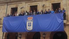 La corporación municipal, con la bandera del Real Oviedo
