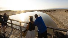 La salida de la laguna al mar est� taponada por la arena.