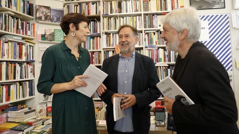 La portavoz nacional del BNG, Ana Pontn, junto a Suso de Toro, autor de la biografa, y Fran Alonso, director de Xerais.