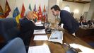 El presidente de la Diputación de Lugo, José Tomé, hablando con el portavoz del PP, Antonio Ameijide, antes del pleno provincial