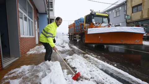 M�quinas quitanieves en Pedrafita