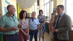 El conselleiro, a la derecha, en su visita al instituto Davi�a Rey