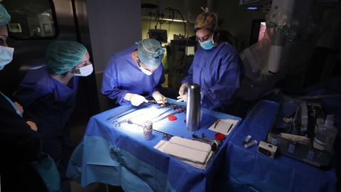 Una operaci�n en un quir�fano de Galicia
