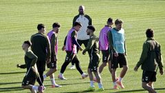 Gir�ldez, siguiendo las evoluciones de la �ltima sesi�n del Celta previa al duelo ante el Bolonia.