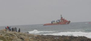 <span lang= es-es >Trece d�as en Corrubedo</span>. Entre el 16 y el 28 de diciembre del a�o pasado, la b�squeda de los marineros del �Paquito� se concentr� en Corrubedo. Fue a los pies de su faro donde se llor� y sufri� por lo ocurrido, pero tambi�n sirvi� para demostrar la solidaridad del pueblo barbanzano, que se volc� ayudando en todo lo posible para hacer m�s llevadero el dolor causado por el naufragio. 