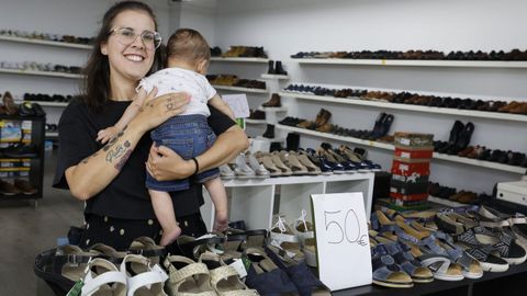 Ainhoa Teixeira con su hijo Jaime, por el que se ha animado a traspasar una zapatera que lleva funcionando en Viveiro con gran xito desde hace ms de 38 aos