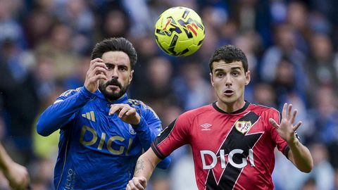 Costas y Camello disputan un bal�n en el Real Oviedo-Rayo de la primera vuelta
