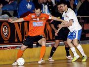 Juanma esconde la pelota ante la presi�n de Luchi (Zaragoza).