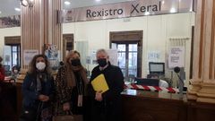 Mar�a Teresa Rodr�guez Garrido, Mar�a del Mar Fern�ndez Dibuja y Miguel Caride, en el registro del Concello de Ourense en la ma�ana de este jueves