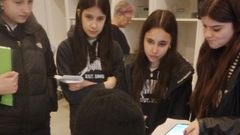 <span lang= gl >Catro alumnas do Colexio Pluriling�e Calasancio da cidade de Pontevedra nun momento das entrevistas cos usuarios no centro de C�ritas.</span>