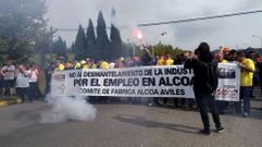 Los 317 trabajadores de la planta avilesina de Alcoa se concentraron hoy frente a la f�brica de San Balandr�n, en protesta y en lucha contra el cierre de la aluminera, que supondr�a el despido colectivo