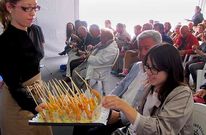 Los presentes pudieron probar las elaboraciones del taller de hosteler�a de A Lanzada. 