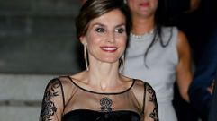 En la Universidad de Georgetown, Letizia deslumbr� con un vestido negro y velado con una gasa.  El pelo, recogido. 