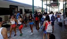 La otra procesi�n se celebr� en la estaci�n de tren, de la que no paraban de apearse j�venes. 