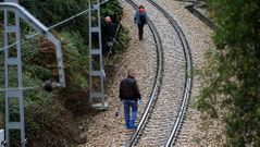 La polic�a cient�fica inspecciona la zona donde apareci� el cad�ver.