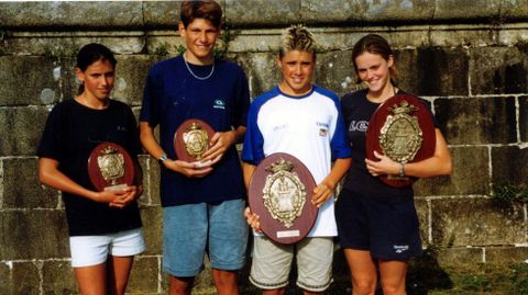 Con 16 a�os, G�mez Noya posa con el resto de vencedores de la Traves�a a nado Abelardo L�pez