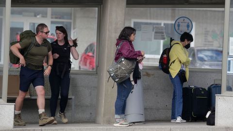 Peregrinos en la parada de Pedrafita, una de las que el Gobierno quiere suprimir