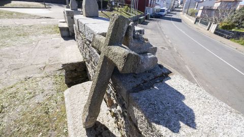 Los v�ndalos rompieron la base de una de las cruces del atrio de la iglesia hasta lograr arrancar el s�mbolo del muro