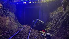 Estado en el que qued el vehculo tras caer a la va ferroviaria a la altura de Cangas de Foz