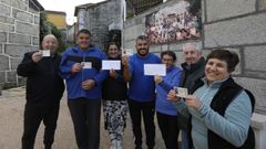 Vecinos de A VIla (Lobios) posan con el dcimo de la Lotera de Navidad  que les regal annimamente un misterioso vecino.