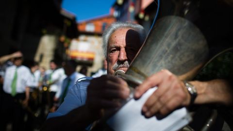 Romer�a da Virxe do Cristal.La banda de m�sica de Vilanova dos Infantes acompa�a la procesi�n desde el santuario hasta el pueblo.